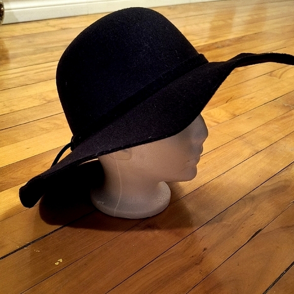 Elegant Black Women's Hat - Picture 4 of 6